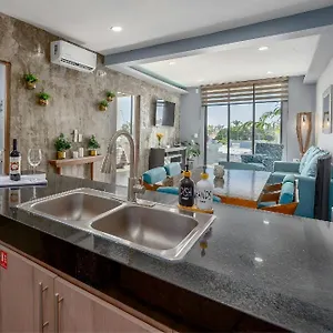 Luxe Modern-5 Star Area-walk 2 Beach-pool-bbq-view-king Bed Apartamento